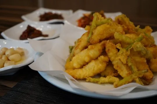복튀김 한 접시와 반찬