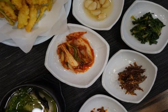 김치·나물 등 반찬과 복튀김 일부