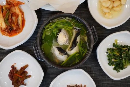 위에서 본 복 맑은탕 뚝배기와 반찬