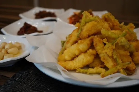 복튀김 한 접시와 반찬