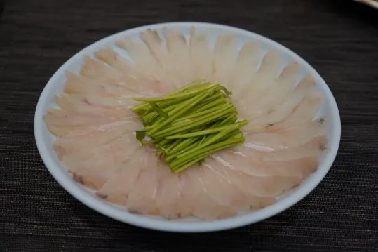 얇게 저민 복어살 한 접시 — 복샤브샤브 차림